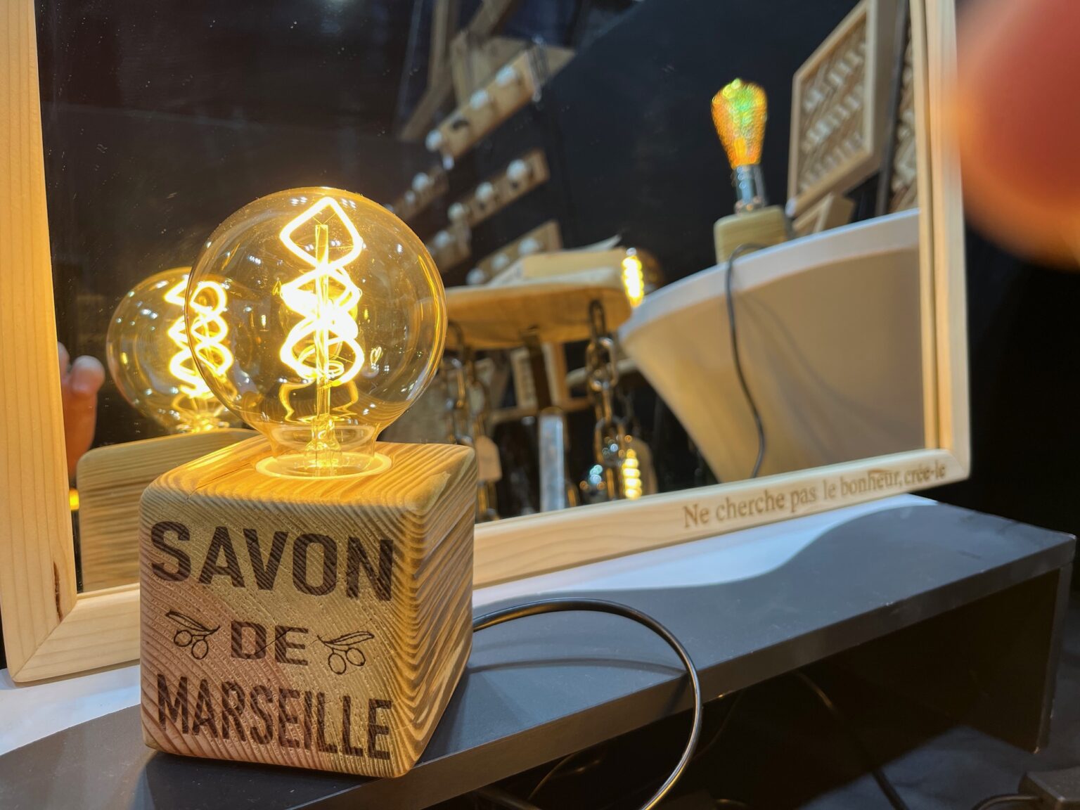 RR Meubles et déco, création de meuble et de décoration artisanaux avec des matériaux recyclés ou recyclables